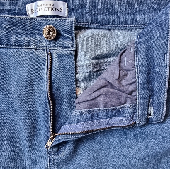 Northern Reflections Fringed Hem Ankle Length Mid Rise Denim Jeans ๐ - Picture 3 of 9